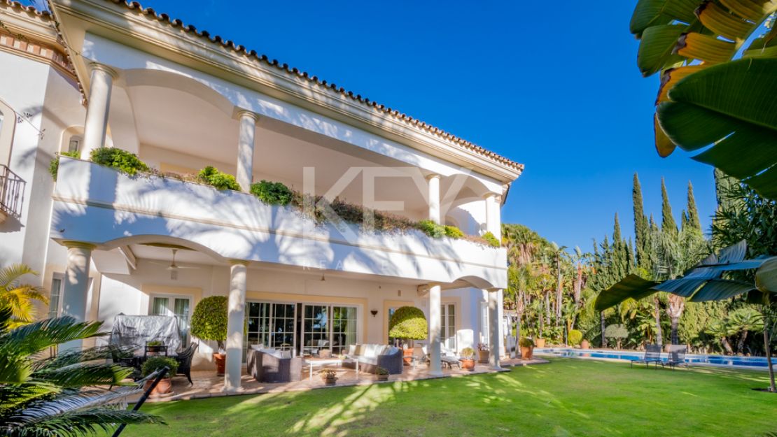 Lujosa villa con fantásticas vistas al mar en venta en Sierra Blanca, Marbella