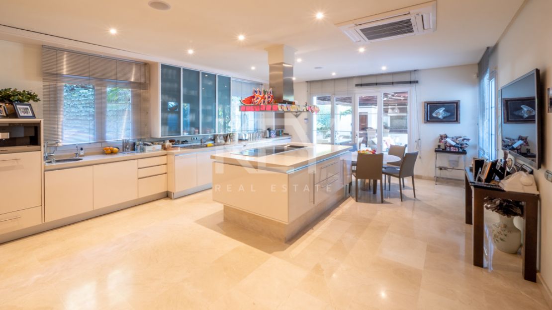 Lujosa villa con fantásticas vistas al mar en venta en Sierra Blanca, Marbella