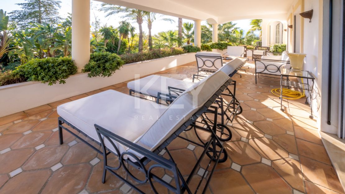 Lujosa villa con fantásticas vistas al mar en venta en Sierra Blanca, Marbella