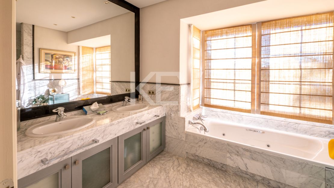 Lujosa villa con fantásticas vistas al mar en venta en Sierra Blanca, Marbella