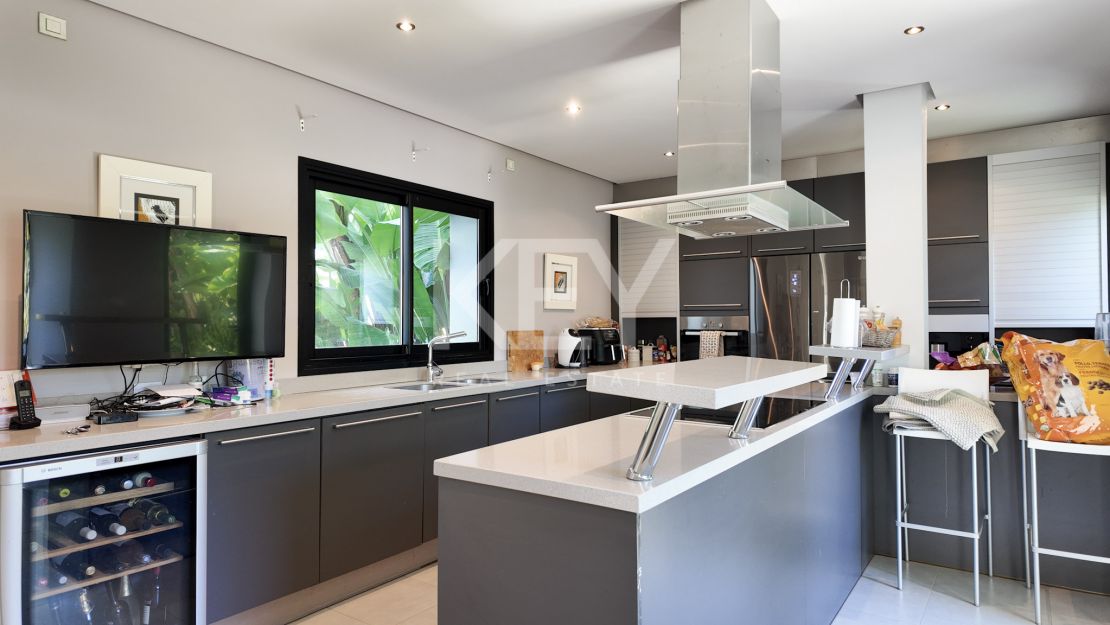 Exquisite villa for sale in El Madroñal, Benahavis