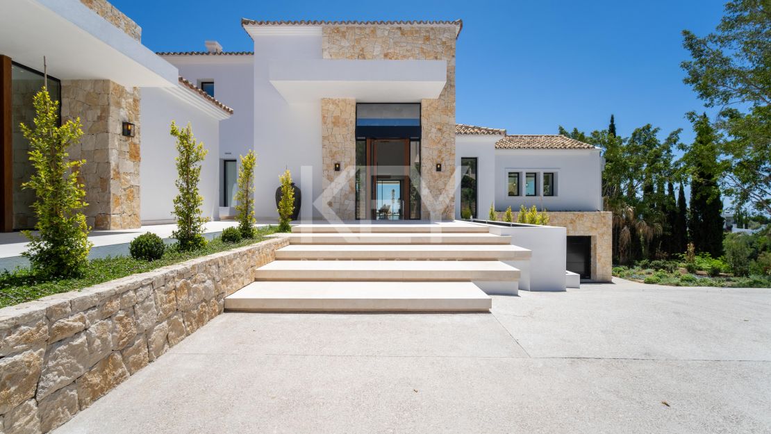 Stunning villa for sale in El Herrojo, Benahavis