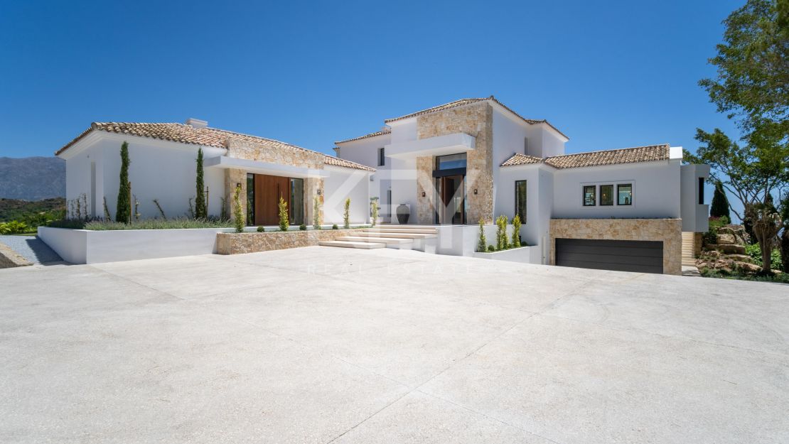 Stunning villa for sale in El Herrojo, Benahavis
