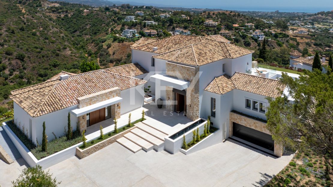 Stunning villa for sale in El Herrojo, Benahavis