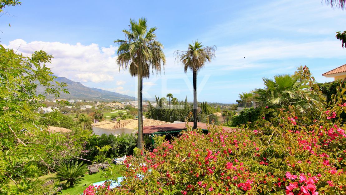 Villa de lujo cerca del golf y el mar en venta en Las Brisas, Marbella