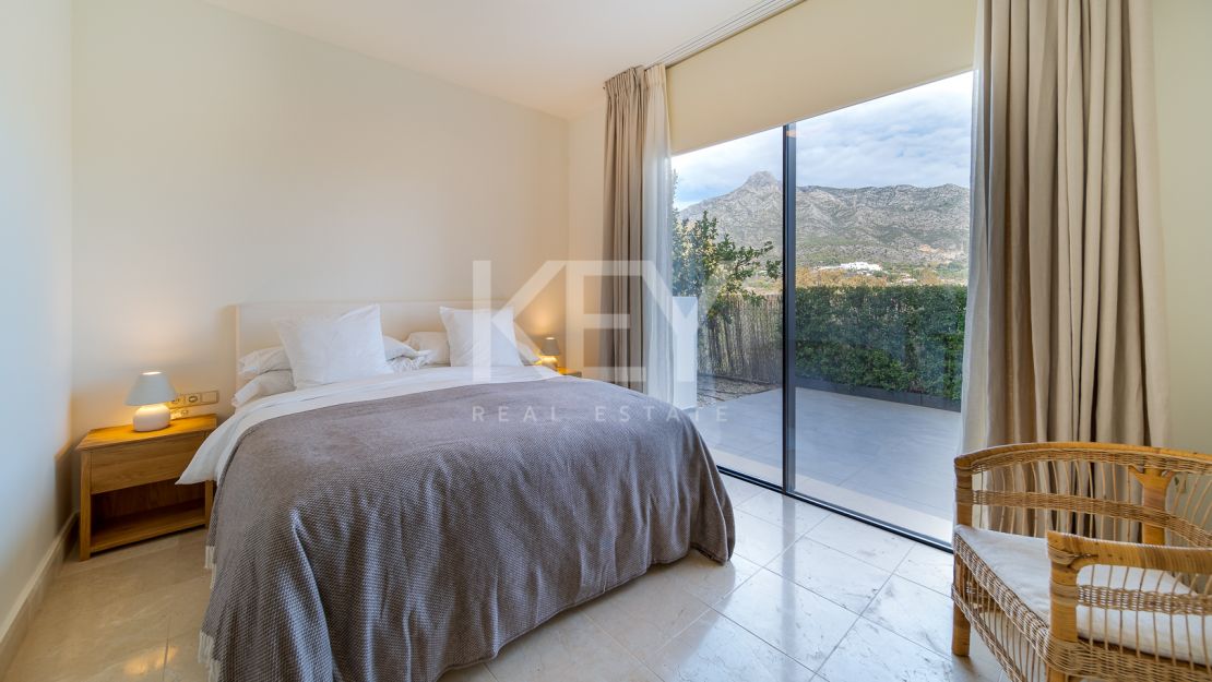 Villa Las Lomas totalmente reformada en venta con la posibilidad de alquiler en Las Lomas de Marbella Club, Marbella