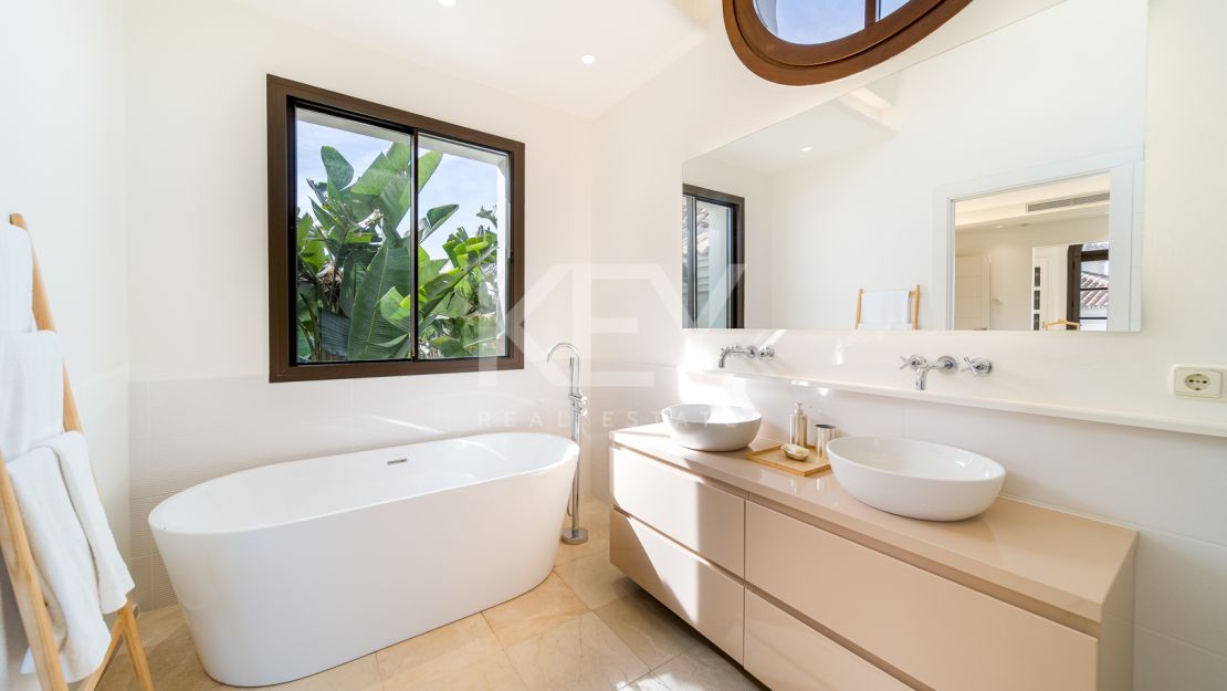 Villa Las Lomas totalmente reformada en venta con la posibilidad de alquiler en Las Lomas de Marbella Club, Marbella