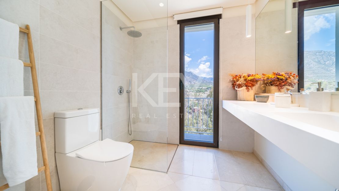 Villa Las Lomas totalmente reformada en venta con la posibilidad de alquiler en Las Lomas de Marbella Club, Marbella