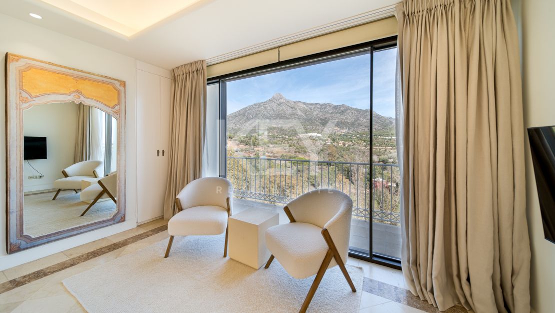 Villa Las Lomas totalmente reformada en venta con la posibilidad de alquiler en Las Lomas de Marbella Club, Marbella