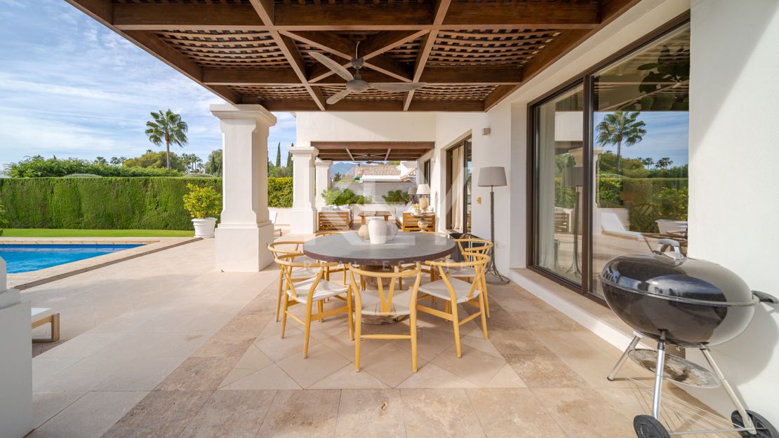 Villa Las Lomas totalmente reformada en venta con la posibilidad de alquiler en Las Lomas de Marbella Club, Marbella