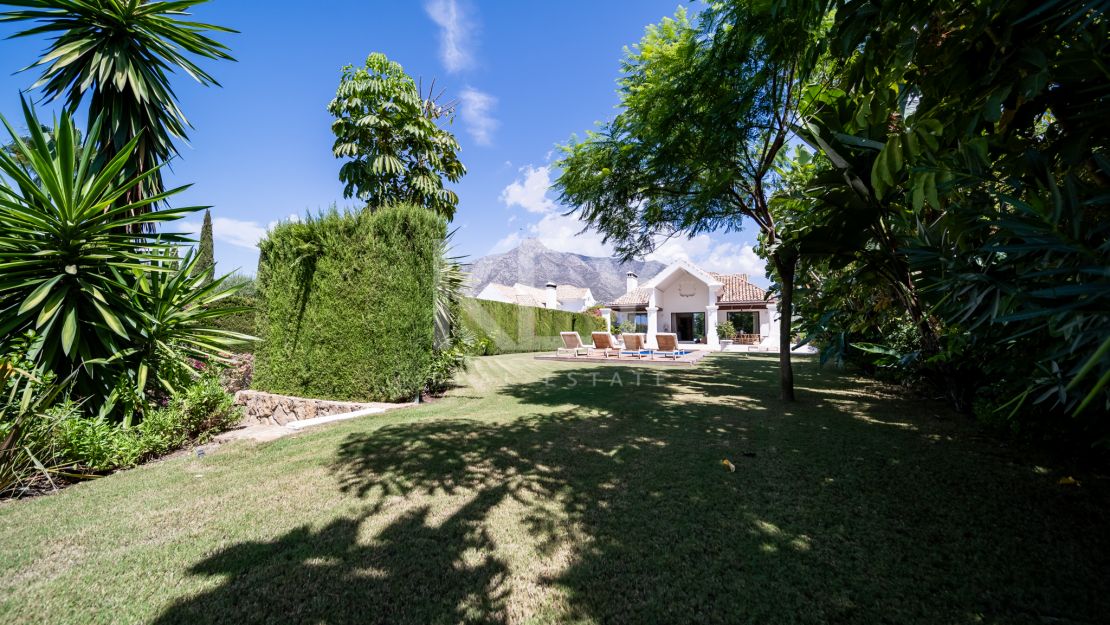 Villa Las Lomas totalmente reformada en venta con la posibilidad de alquiler en Las Lomas de Marbella Club, Marbella