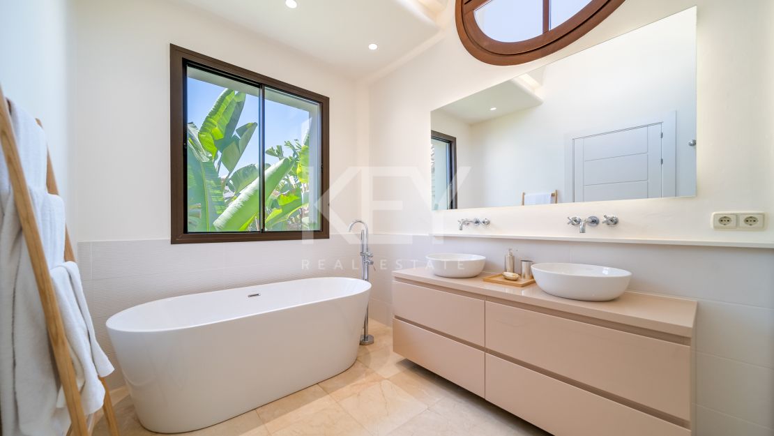Villa Las Lomas totalmente reformada en venta con la posibilidad de alquiler en Las Lomas de Marbella Club, Marbella
