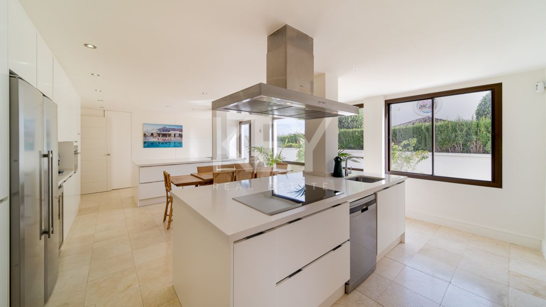 Villa Las Lomas totalmente reformada en venta con la posibilidad de alquiler en Las Lomas de Marbella Club, Marbella