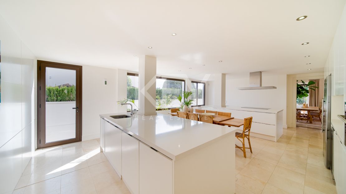 Villa Las Lomas totalmente reformada en venta con la posibilidad de alquiler en Las Lomas de Marbella Club, Marbella