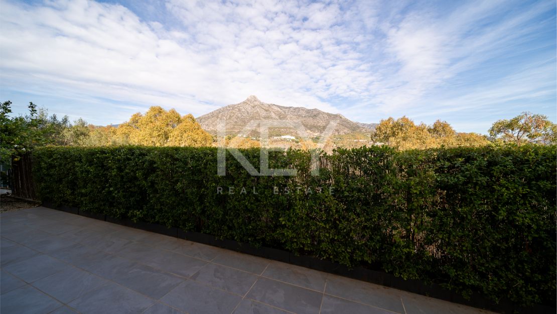 Villa Las Lomas totalmente reformada en venta con la posibilidad de alquiler en Las Lomas de Marbella Club, Marbella