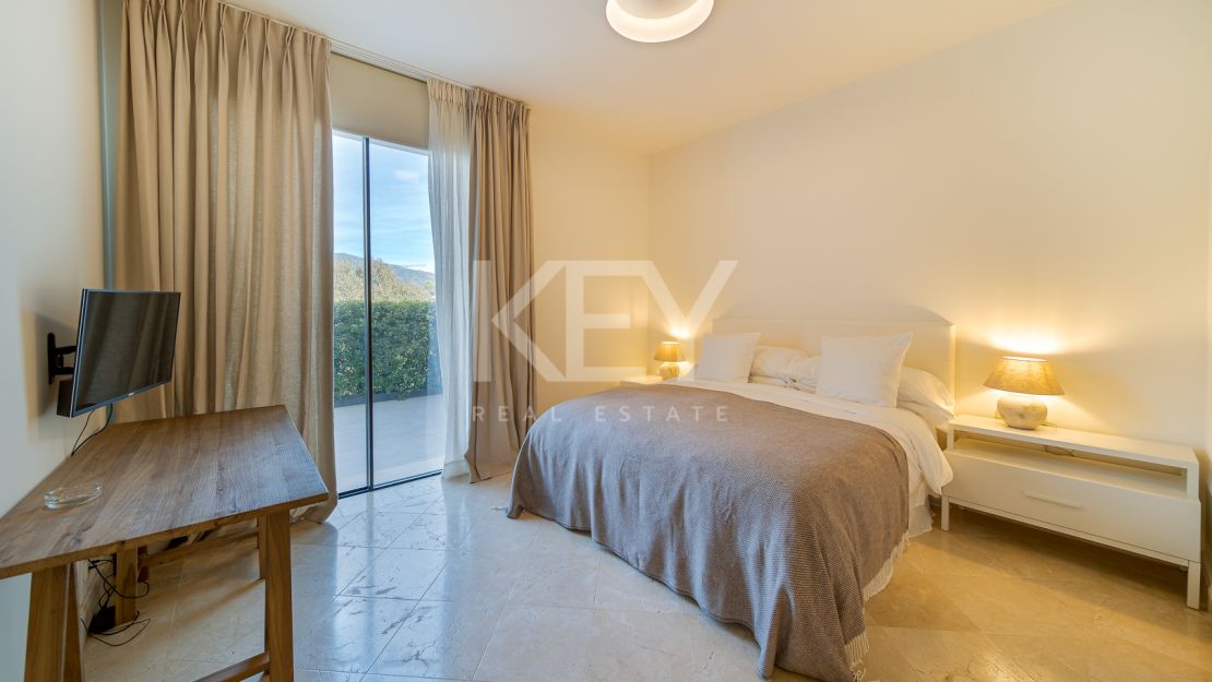 Villa Las Lomas totalmente reformada en venta con la posibilidad de alquiler en Las Lomas de Marbella Club, Marbella