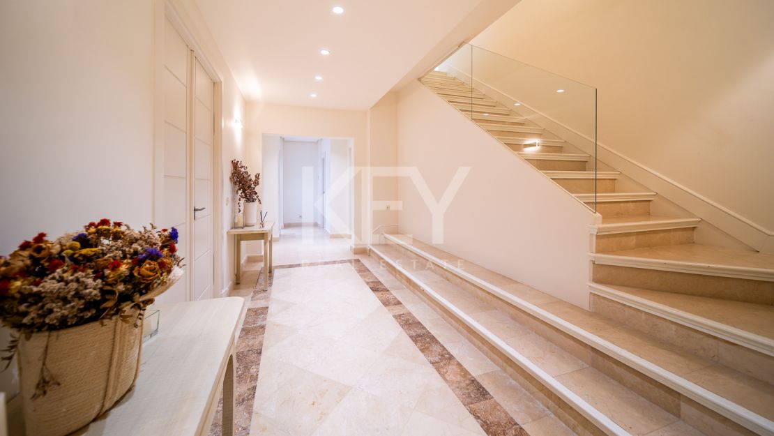 Villa Las Lomas totalmente reformada en venta con la posibilidad de alquiler en Las Lomas de Marbella Club, Marbella
