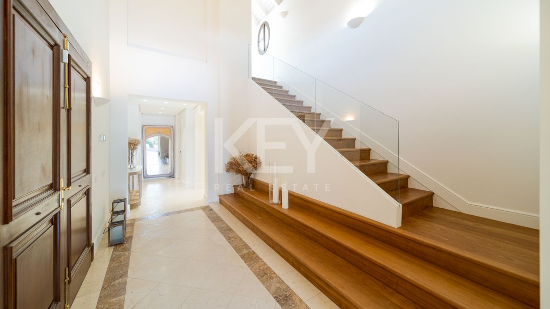 Villa Las Lomas totalmente reformada en venta con la posibilidad de alquiler en Las Lomas de Marbella Club, Marbella