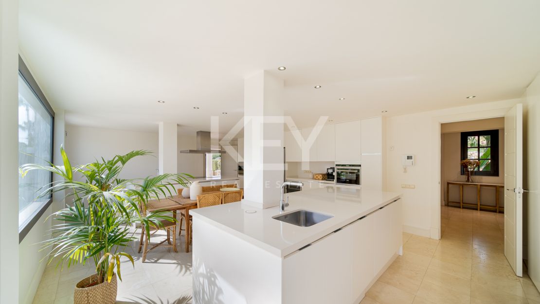 Villa Las Lomas totalmente reformada en venta con la posibilidad de alquiler en Las Lomas de Marbella Club, Marbella