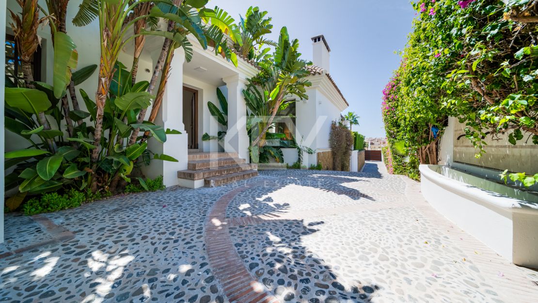 Villa Las Lomas totalmente reformada en venta con la posibilidad de alquiler en Las Lomas de Marbella Club, Marbella