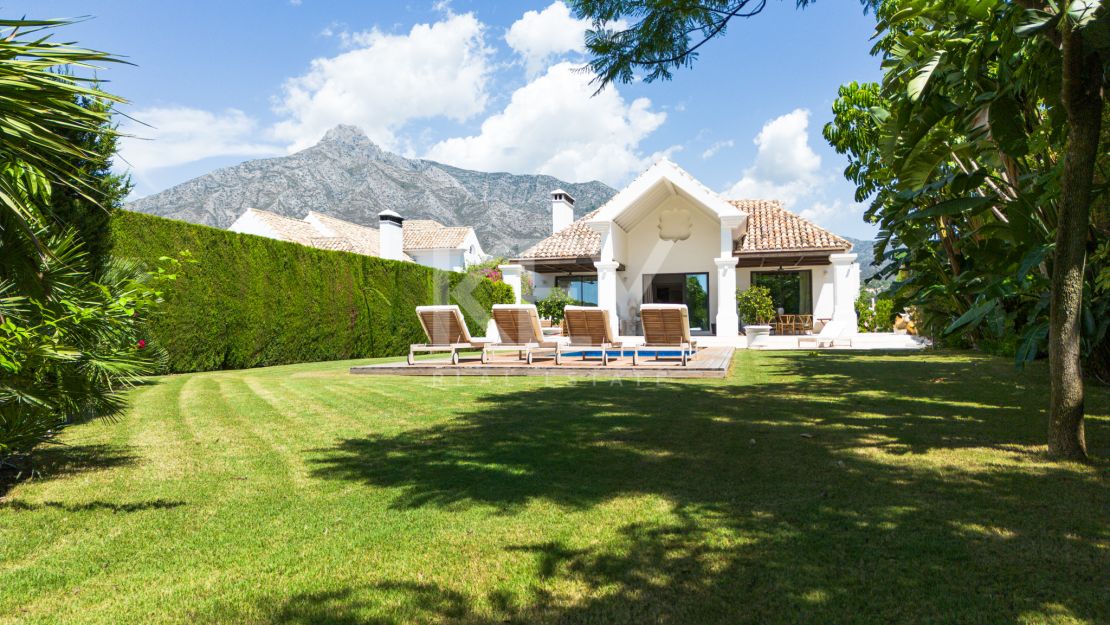 Villa Las Lomas totalmente reformada en venta con la posibilidad de alquiler en Las Lomas de Marbella Club, Marbella