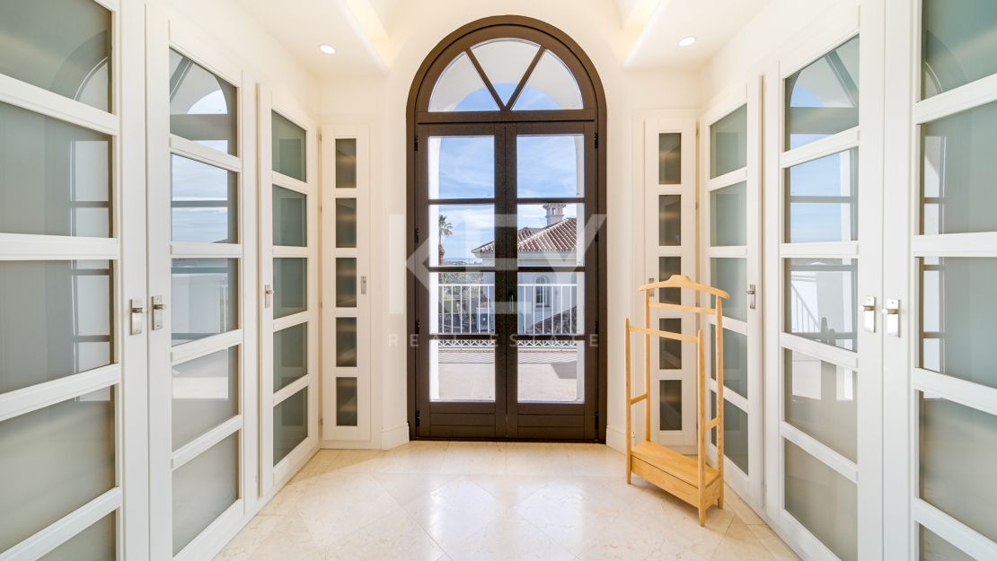 Villa Las Lomas totalmente reformada en venta con la posibilidad de alquiler en Las Lomas de Marbella Club, Marbella