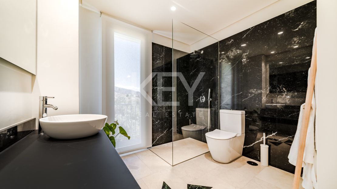 Villa Las Lomas totalmente reformada en venta con la posibilidad de alquiler en Las Lomas de Marbella Club, Marbella
