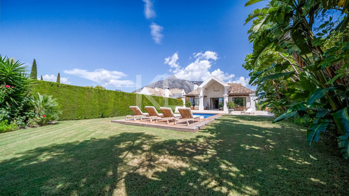 Villa Las Lomas totalmente reformada en venta con la posibilidad de alquiler en Las Lomas de Marbella Club, Marbella