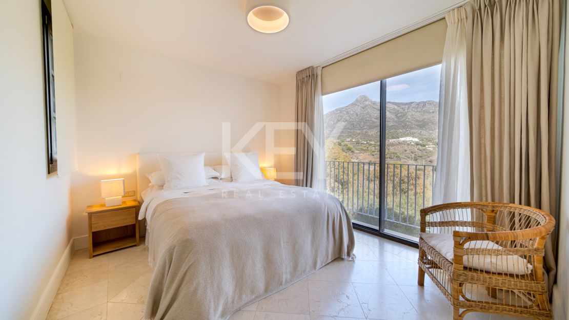 Villa Las Lomas totalmente reformada en venta con la posibilidad de alquiler en Las Lomas de Marbella Club, Marbella