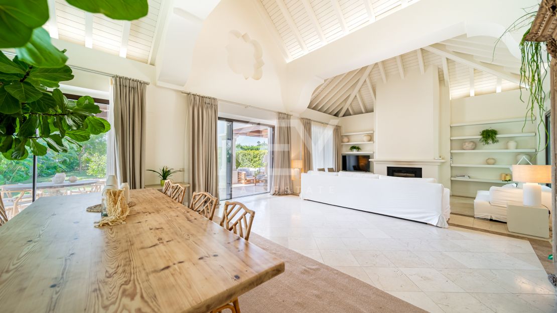 Villa Las Lomas totalmente reformada en venta con la posibilidad de alquiler en Las Lomas de Marbella Club, Marbella