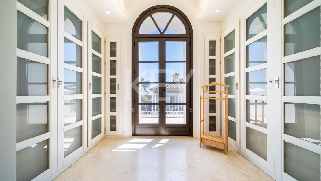 Villa Las Lomas totalmente reformada en venta con la posibilidad de alquiler en Las Lomas de Marbella Club, Marbella