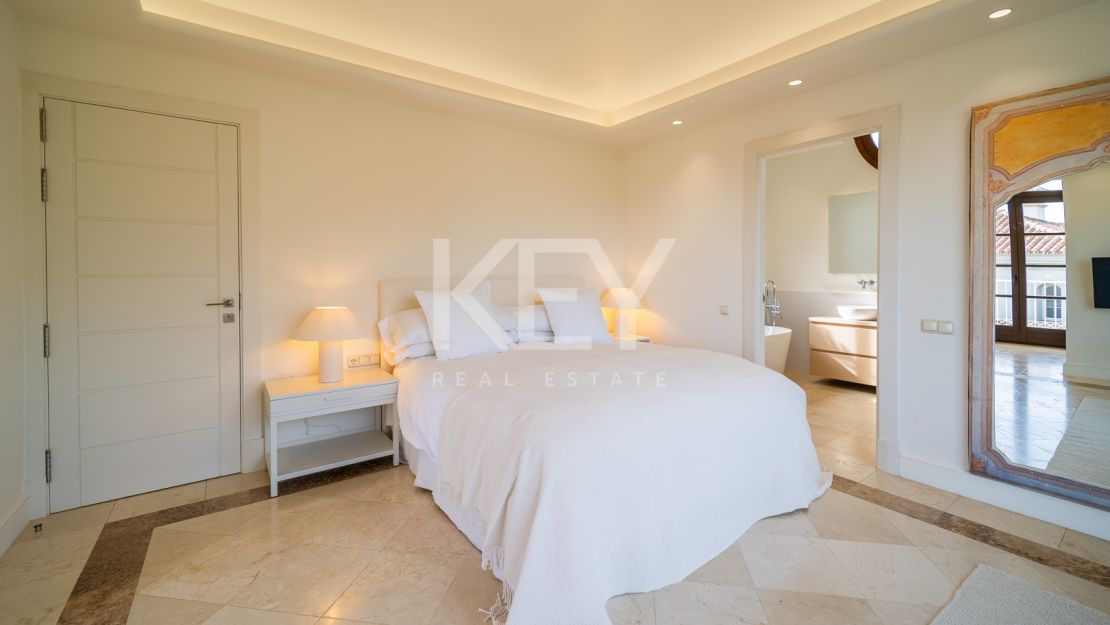 Villa Las Lomas totalmente reformada en venta con la posibilidad de alquiler en Las Lomas de Marbella Club, Marbella