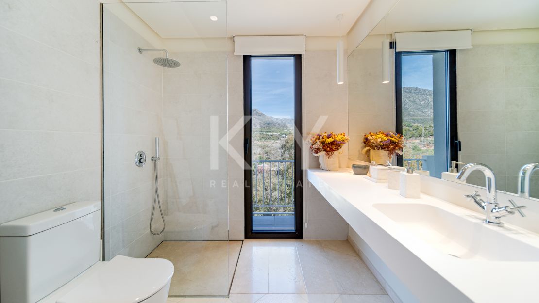Villa Las Lomas totalmente reformada en venta con la posibilidad de alquiler en Las Lomas de Marbella Club, Marbella