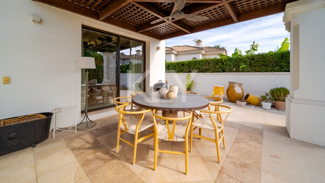 Villa Las Lomas totalmente reformada en venta con la posibilidad de alquiler en Las Lomas de Marbella Club, Marbella