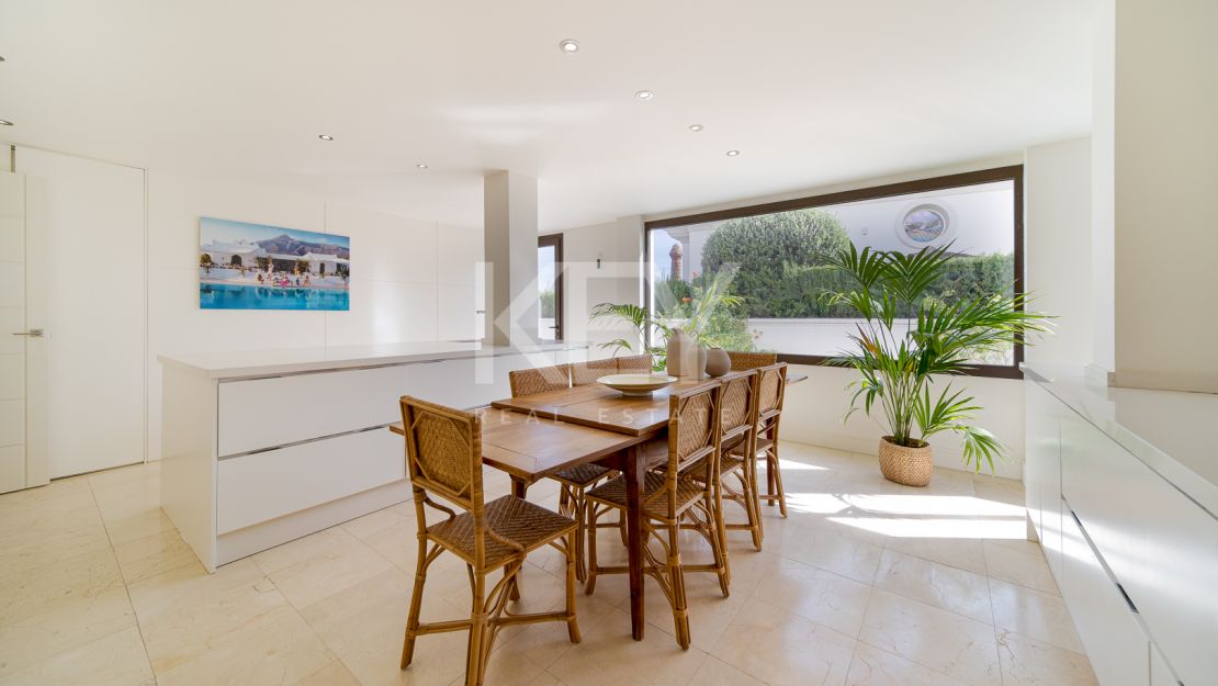 Villa Las Lomas totalmente reformada en venta con la posibilidad de alquiler en Las Lomas de Marbella Club, Marbella