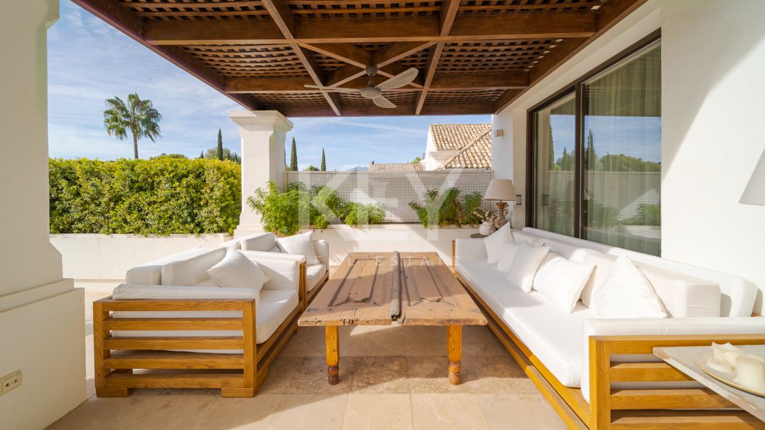Villa Las Lomas totalmente reformada en venta con la posibilidad de alquiler en Las Lomas de Marbella Club, Marbella