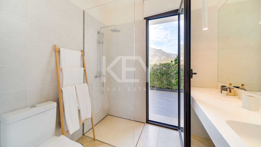 Villa Las Lomas totalmente reformada en venta con la posibilidad de alquiler en Las Lomas de Marbella Club, Marbella
