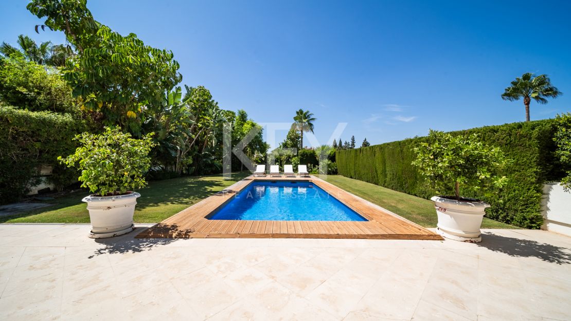 Villa Las Lomas totalmente reformada en venta con la posibilidad de alquiler en Las Lomas de Marbella Club, Marbella