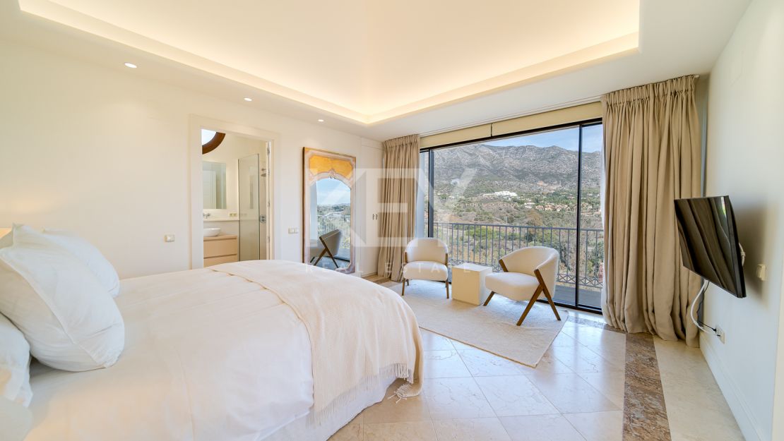 Villa Las Lomas totalmente reformada en venta con la posibilidad de alquiler en Las Lomas de Marbella Club, Marbella