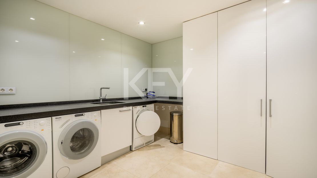 Modern villa located in Golf resort with pànoramic sea views for sale in Los Flamingos, Benahavis