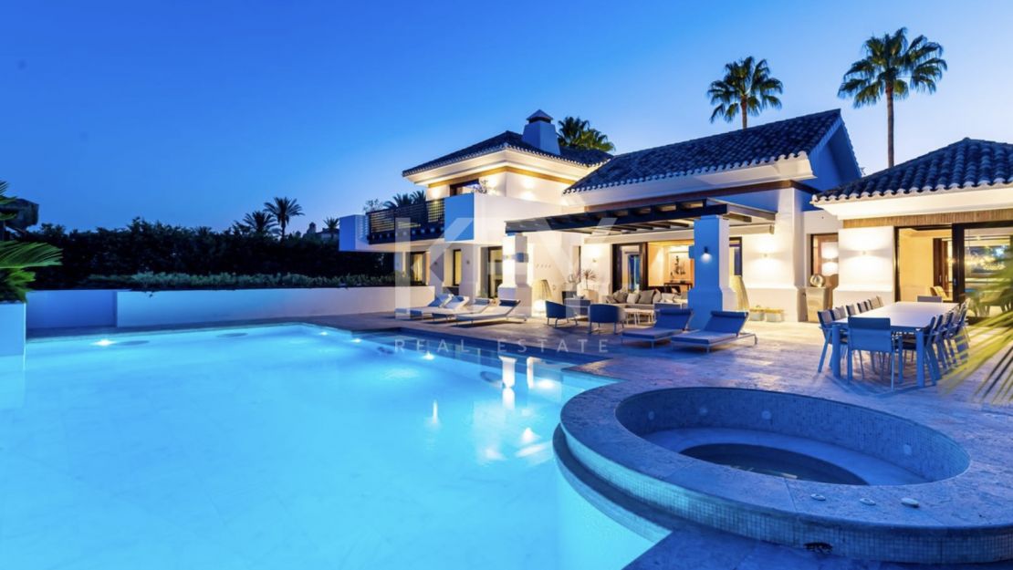 Modern villa located in Golf resort with pànoramic sea views for sale in Los Flamingos, Benahavis
