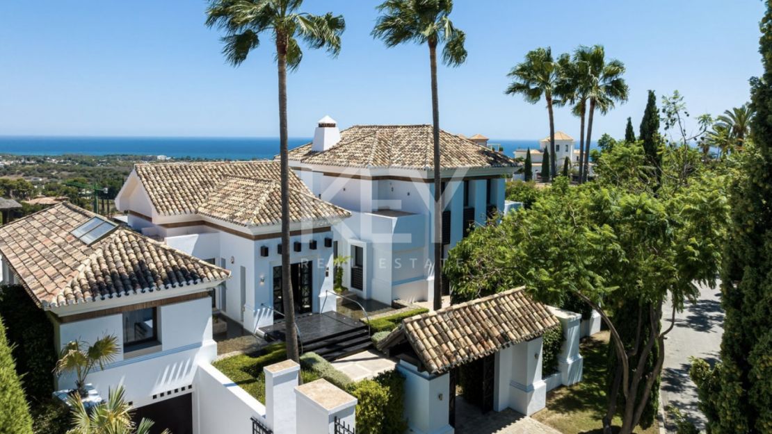 Modern villa located in Golf resort with pànoramic sea views for sale in Los Flamingos, Benahavis