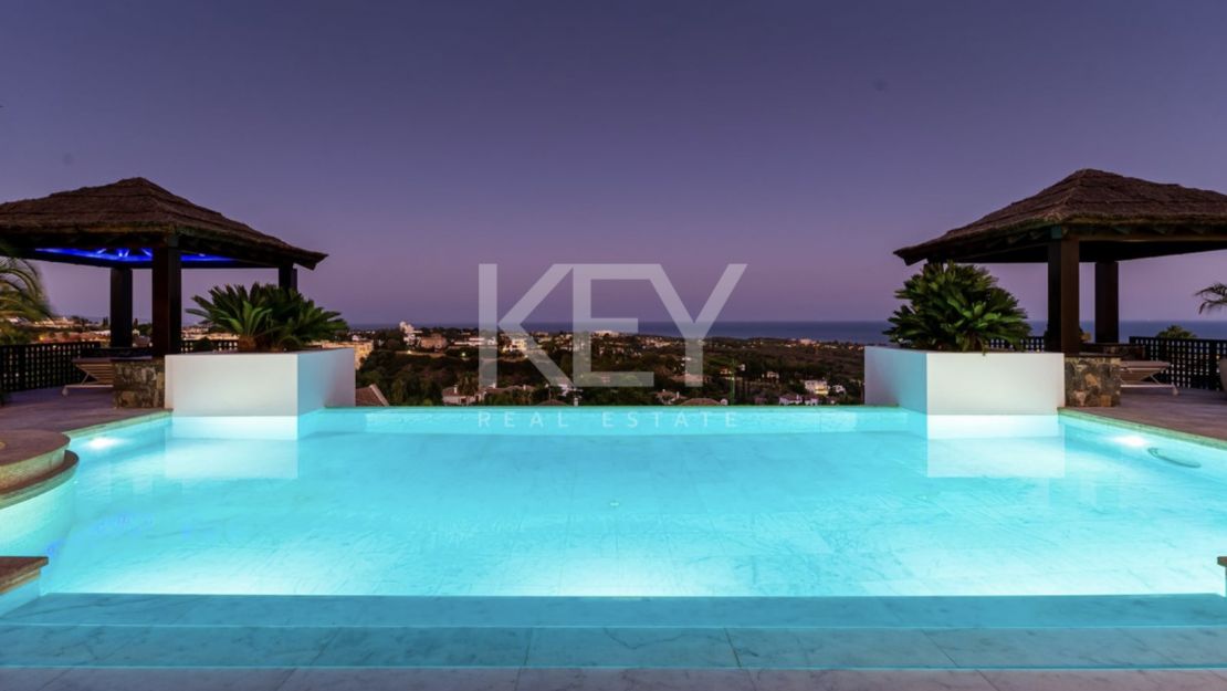 Modern villa located in Golf resort with pànoramic sea views for sale in Los Flamingos, Benahavis