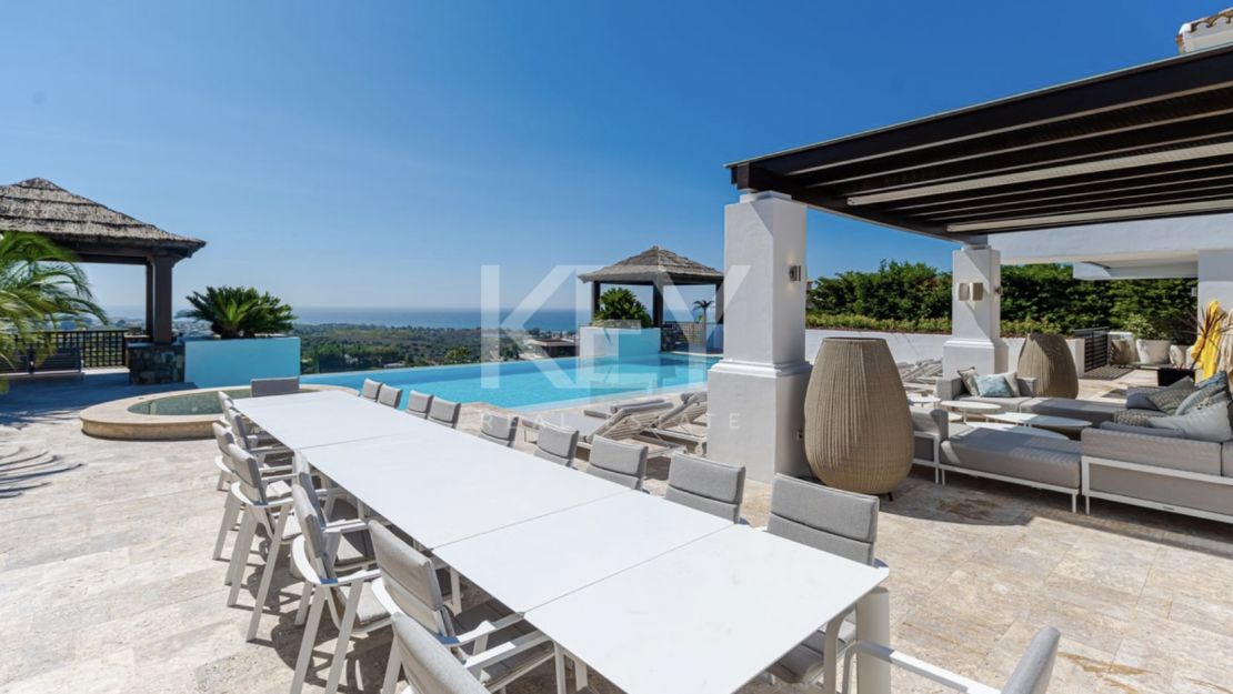 Modern villa located in Golf resort with pànoramic sea views for sale in Los Flamingos, Benahavis