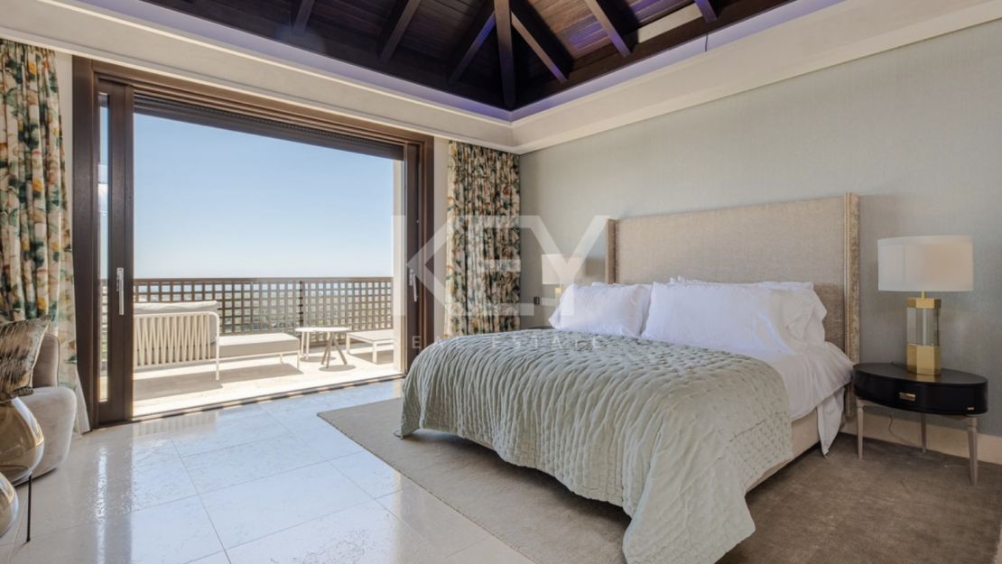 Modern villa located in Golf resort with pànoramic sea views for sale in Los Flamingos, Benahavis