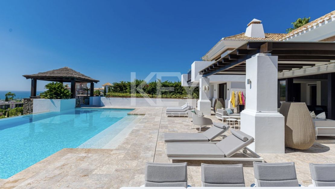 Modern villa located in Golf resort with pànoramic sea views for sale in Los Flamingos, Benahavis