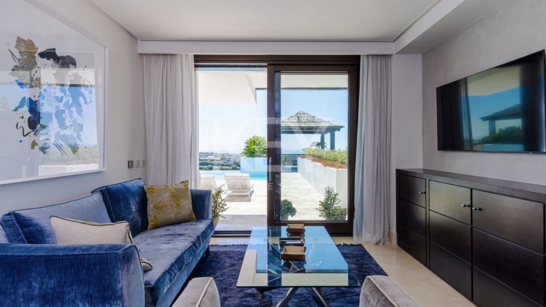 Modern villa located in Golf resort with pànoramic sea views for sale in Los Flamingos, Benahavis