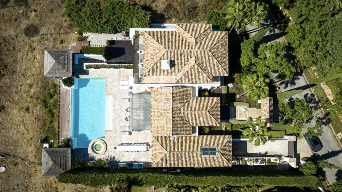 Modern villa located in Golf resort with pànoramic sea views for sale in Los Flamingos, Benahavis
