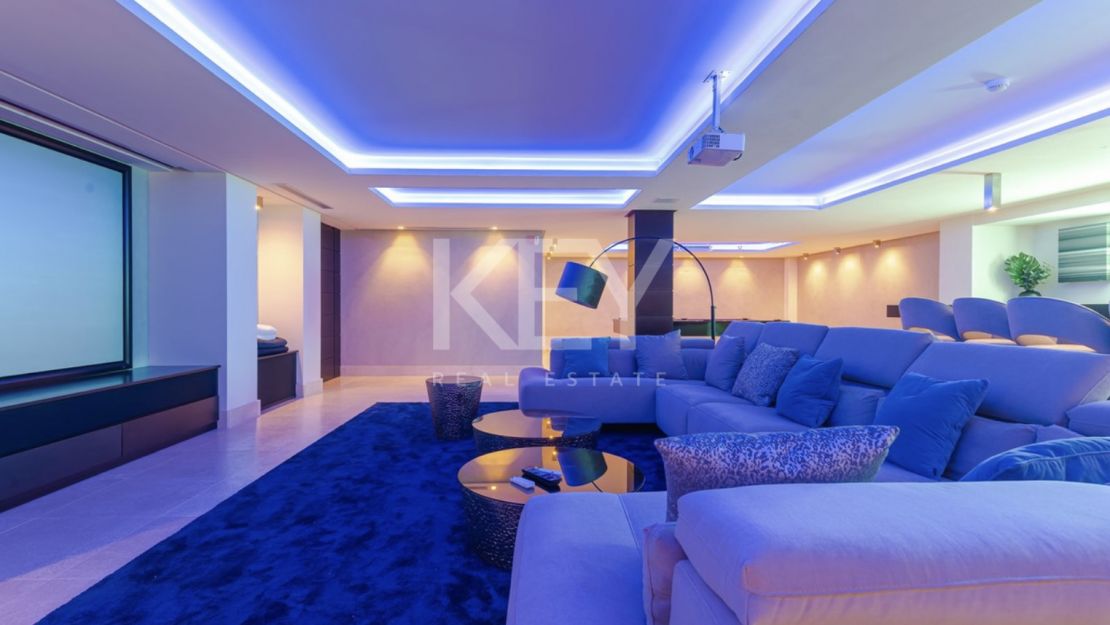 Modern villa located in Golf resort with pànoramic sea views for sale in Los Flamingos, Benahavis