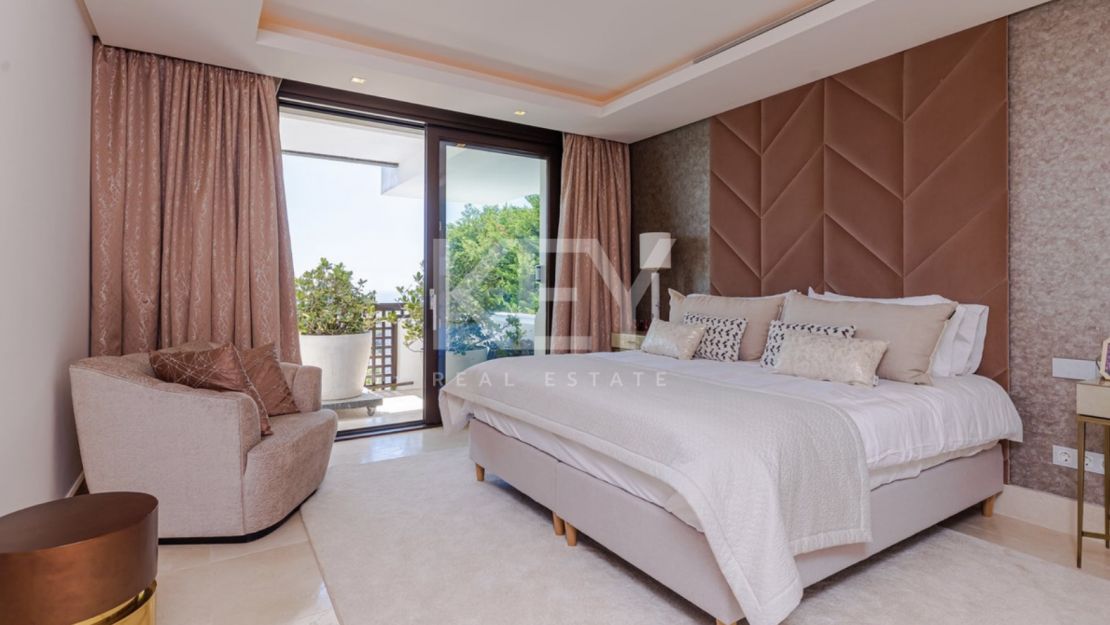Modern villa located in Golf resort with pànoramic sea views for sale in Los Flamingos, Benahavis